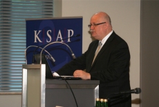 Dyrektor Jan Pastwa przemawia przy mównicy.