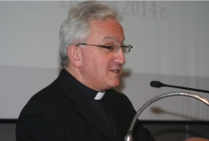 Jego Ekscelencja abp Celestino Migliore przemawia przy mównicy.