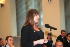 Kolejna uczestniczka wykładu stojąc pośrodku sali zadaje pytanie do mikrofonu.