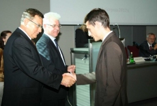 Uścisk dłoni absolwentowi KSAP