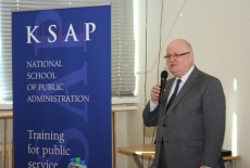 Dyrektor Jan Pastwa przemawia na seminarium.