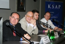 Uczestnicy seminarium siedzą zasłuchani na auli KSAP.