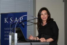 Uczestniczka seminarium, stojąc przy mównicy przemawia do zebranych.