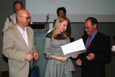 Wicedyrektor Marek Haliniak wręcza dyplom jednej z uczestniczek seminarium. 