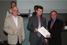 Wicedyrektor Marek Haliniak wręcza dyplom jednemu z uczestników seminarium. 