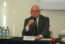 Dyrektor Jan Pastwa mówi do mikrofonu.