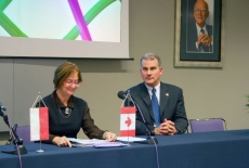 Pani  Jocelyn Bourgon siedzi przy stole prezydialnym obok siedzi Pan