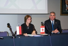 Pani  Jocelyn Bourgon siedzi przy stole prezydialnym obok siedzi Pan