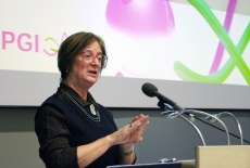 Pani  Jocelyn Bourgon przemawia z mównicy do zgromadzonych uczestników