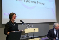 Pani  Jocelyn Bourgon przemawia z mównicy do zgromadzonych uczestników