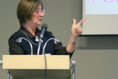 Pani  Jocelyn Bourgon przemawia z mównicy do zgromadzonych uczestników