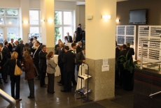 Goście stoja i rozmawiają w holu KSAP