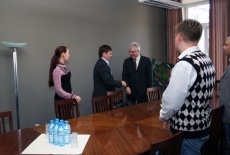  przedstawiciele Akademii Zarządzania Publicznego w Rotsowie witają się z Dyrektorem KSAP