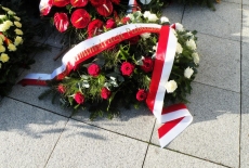 Wieniec złożony przez przedsawicieli KSAP leży na chodniku.