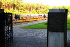 Słuchacze chodzą po cmentarzu.