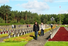 Słuchacze chodzą po cmentarzu.