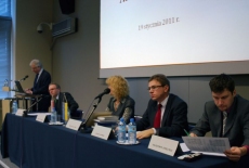 fot. Sebastian Szulfer/KSAP Dyrektor KSAP Jacek Czaputowicz przemawia na mównicy obok przy stole prezydialnym siedzą pozostali prowadzący