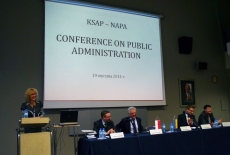 fot. Sebastian Szulfer/KSAP Pani stoi przy mównicy i przemawia obok przy stole prezydialnym siedzą pozostali prowadzący