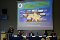 fot. Sebastian Szulfer/KSAP Pani stoi przy mównicy i przemawia obok przy stole prezydialnym siedzą pozostali prowadzący