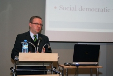 fot. Sebastian Szulfer/KSAP Pan stoi przy mównicy i przemawia