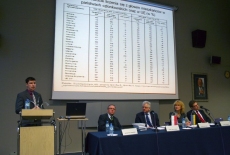 fot. Sebastian Szulfer/KSAP Pan stoi przy mównicy i przemawia obok przy stole prezydialnym siedzą pozostali prowadzący