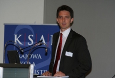 Pan stoi przy mównicy i przemawia