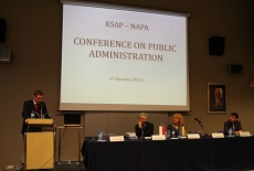 fot. Sebastian Szulfer/KSAP Pan stoi przy mównicy i przemawia, za nia wyświetlana jest prezentacja