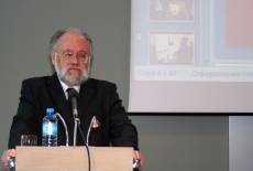 Pan Vladimir Churov stoi przy mównicy i przemawia