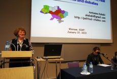 fot. Sebastian Szulfer/KSAP Pani stoi przy mównicy i przemawia, za nia wyświetlana jest prezentacja