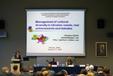 fot. Sebastian Szulfer/KSAP Pani stoi przy mównicy i przemawia, za nia wyświetlana jest prezentacja