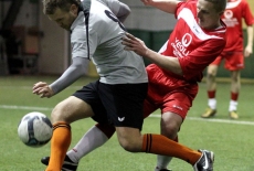 Akcja na boisku piłkarzy obu drużyn