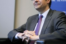 Panelista trzyma mikrofon i mówi