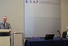 prof. Christopher Pollit stoi i przemawia przy mównicy