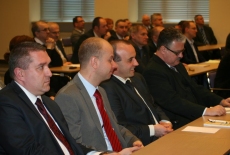 Uczestnicy siedzią w ławkach