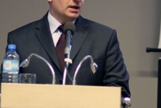 Pan stoi  przy mównicy i przemawia