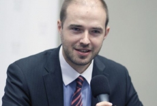 Pan siedzi i mówi do mikrofonu