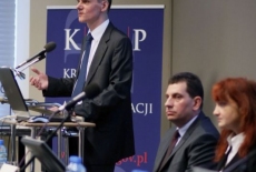 Pan Paweł Banaś stoi  przy mównicy i przemawia