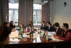 Uczestnicy spotkania siedzą przy stole