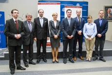 Zdjęcie grupowe Ambasadora USA i prowadzących spotkanie