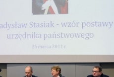 Paneliści siedzą przy stole prezydialnym
