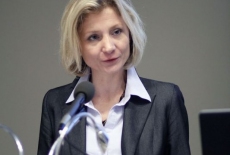 Pani stoi przy mównicy i przemawia