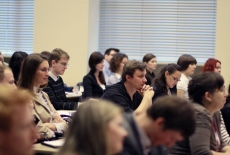 Widok na Aule i siedzących gości