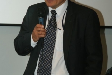 Pan mówi do mikrofonu