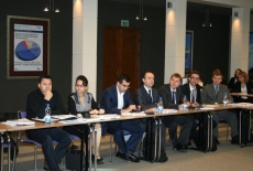 Uczestnicy szkolenia siedzą w ławkach na Auli