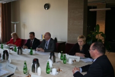 przedstawiciele administracji publicznej Ukrainy oraz przedstawiciele KSAP siedzą przy stole