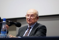 Zdzisław Sadowski siedzi i mówi do mikrofonu