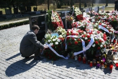 Słuchacz składa wieniec przy grobie