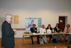 fot. KSAP Uczestnicy seminarium siedzą w ławkach Dyrektor KSAP stoi na środku i przemawia