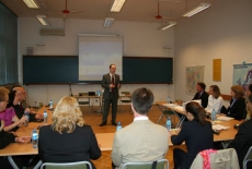 fot. KSAP Uczestnicy seminarium siedzą w ławkach, Pan stoi na środku i przemawia