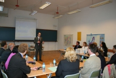 fot. KSAP Uczestnicy seminarium siedzą w ławkach, Pan stoi na środku i przemawia